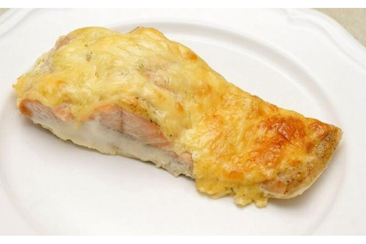 Запеченный минтай с майонезом. Рыба горбуша под сыром. Горбуша под сыром в духовке. Рыба запеченная с сыром. Горбуша с сыром в духовке.